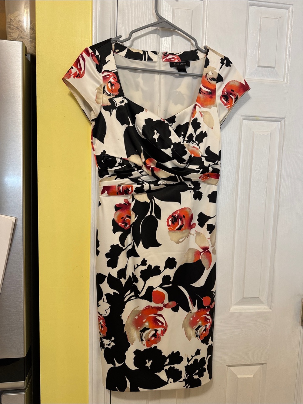 Beautiful ladies WHITE HOUSE BLACK MARKET FLORAL DRESS